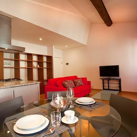 For Rent Red Theater דירה ורונה